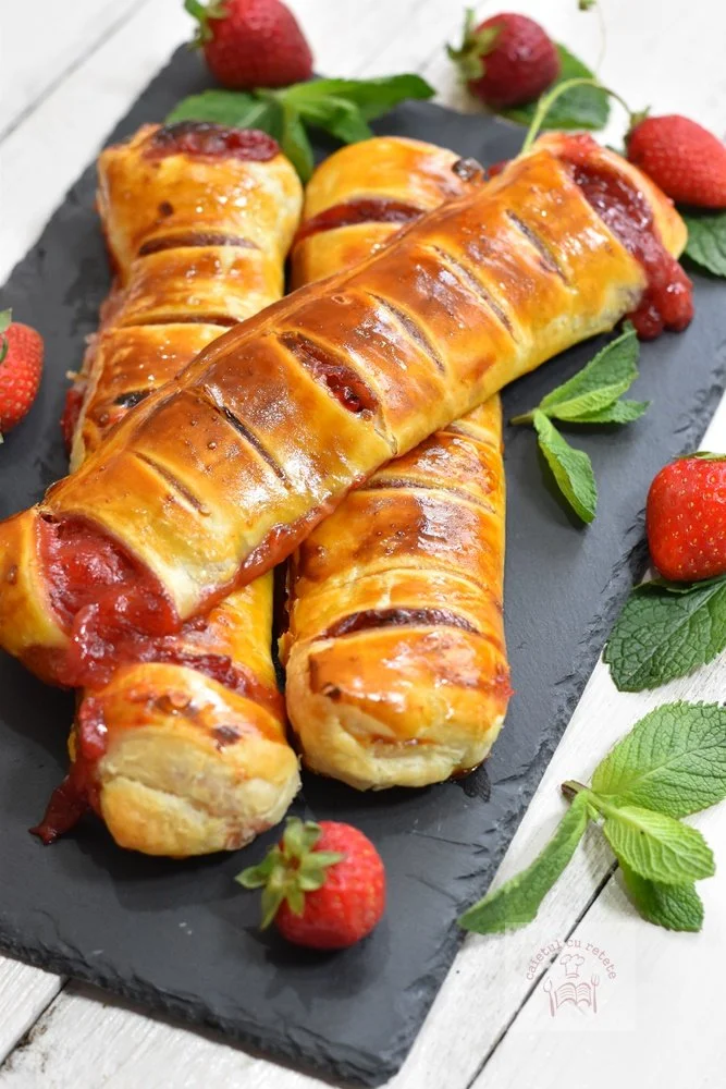 Strudel rapid cu căpșuni proaspete, desert delicios și ușor de preparat