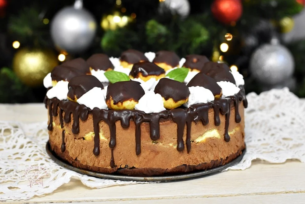 Tort Profiterol delicios cu umplutură de cremă și ciocolată.