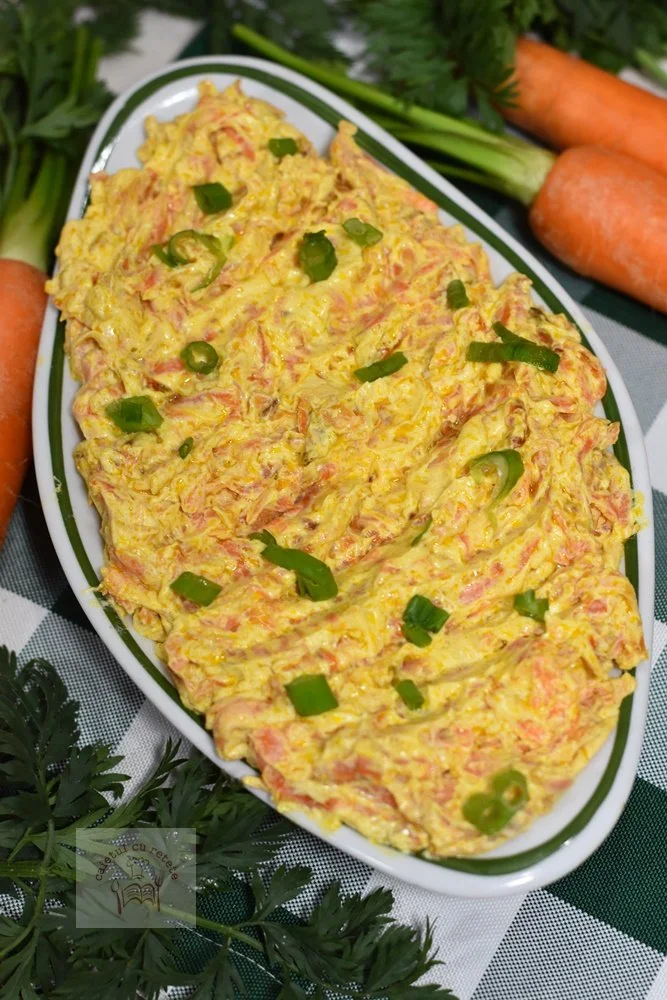 Salată turcească de morcovi cu iaurt și usturoi, preparată cu ingrediente proaspete.